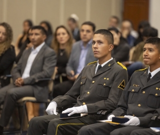 UTPL reconoció el compromiso de los abanderados de los colegios de Loja por su excelencia académica