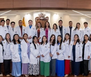 Imposición de mandiles | Carrera de Bioquímica y Farmacia