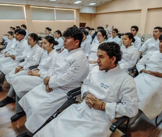 Ceremonia de investidura de los estudiantes de primer ciclo de la carrera de Gastronomía