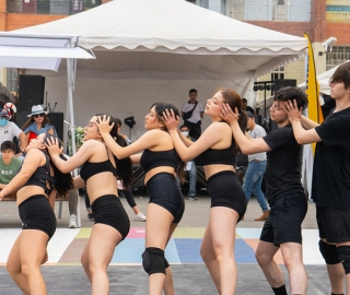 La UTPL participa en el Festival Internacional de Artes Vivas Loja con sus talentosos grupos de arte en la Plaza de la Cultura