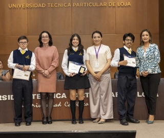 UTPL reconoció el compromiso de los abanderados de los colegios de Loja por su excelencia académica