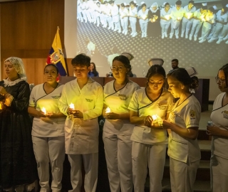 Imposición de insignias a estudiantes de Enfermería