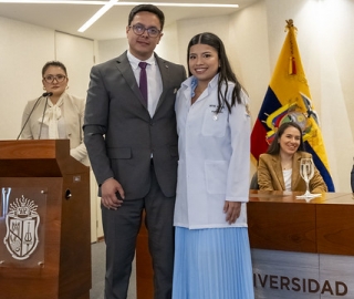 Estudiantes de Fisioterapia reciben sus mandiles Estudiantes de Fisioterapia reciben sus mandiles
