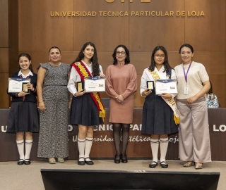 UTPL reconoció el compromiso de los abanderados de los colegios de Loja por su excelencia académica