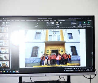 Entrega de planos al colegio Daniel Álvarez Burneo como parte de un proyecto de innovación