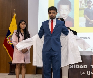 Imposición de mandiles a estudiantes de Fisioterapia