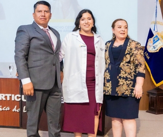 Imposición de insignias a estudiantes de Medicina Imposición de insignias a estudiantes de Medicina