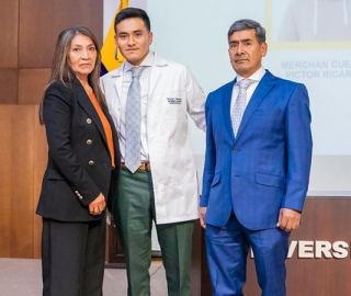 Imposición de insignias a estudiantes de Medicina Imposición de insignias a estudiantes de Medicina
