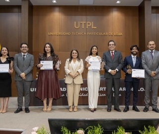 Ceremonia de entrega de certificaciones e insignias | Derecho UTPL Ceremonia de entrega de certificaciones e insignias | Derecho UTPL