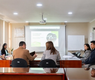 Entrega de Informe de Sostenibilidad del Centro de Gestión de Residuos Sólidos de Loja