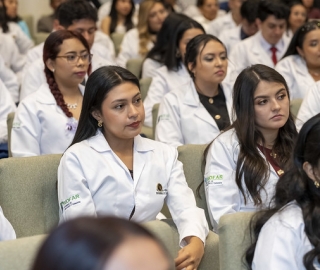 Imposición de mandiles | Carrera de Bioquímica y Farmacia