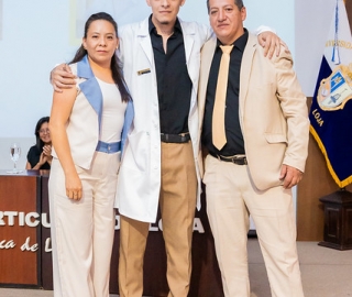 Imposición de insignias a estudiantes de Medicina Imposición de insignias a estudiantes de Medicina