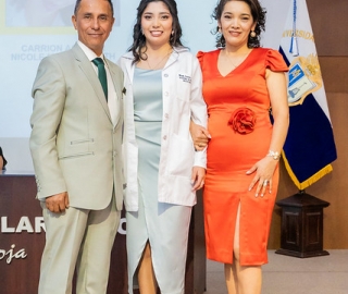 Imposición de insignias a estudiantes de Medicina Imposición de insignias a estudiantes de Medicina
