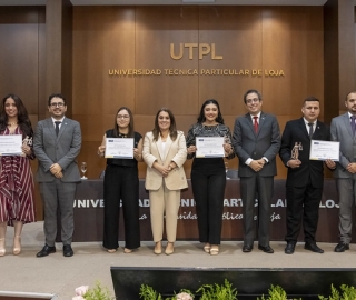 Ceremonia de entrega de certificaciones e insignias | Derecho UTPL Ceremonia de entrega de certificaciones e insignias | Derecho UTPL
