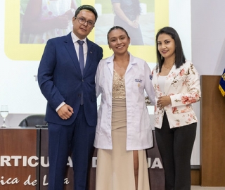 Imposición de mandiles a estudiantes de Fisioterapia