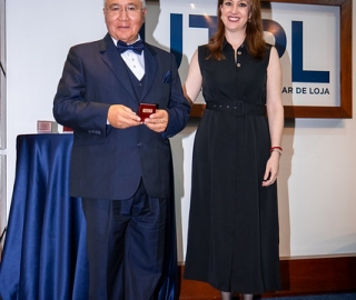 Homenaje al personal de nuestros centros universitarios por sus años de servicio. Homenaje al personal de nuestros centros universitarios por sus años de servicio.