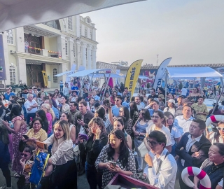 La UTPL participa en el Festival Internacional de Artes Vivas Loja con sus talentosos grupos de arte en la Plaza de la Cultura