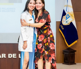 Imposición de insignias a estudiantes de Medicina