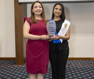 UTPL Escuela de Negocios reconoció el esfuerzo, dedicación y excelencia académica de sus mejores egresados.
