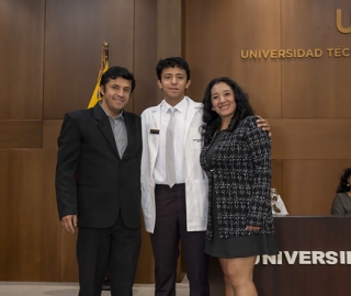 Imposición de Insignias – Carrera de Medicina