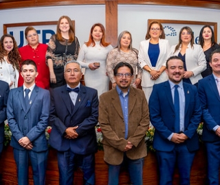 Homenaje al personal de nuestros centros universitarios por sus años de servicio. Homenaje al personal de nuestros centros universitarios por sus años de servicio.