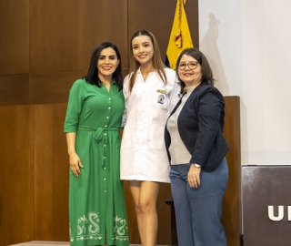 Imposición de mandiles a internos rotativos de la carrera de Nutrición y Dietética – Cohorte mayo 2025 / abril 2026 Imposición de mandiles a internos rotativos de la carrera de Nutrición y Dietética – Cohorte mayo 2025 / abril 2026