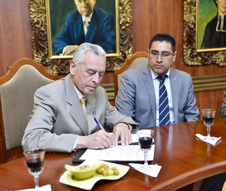 Posesión del Mgtr. Holger Hernán Quizhpe Castro, como Subcoordinador de la Titulación de Derecho Posesión del Mgtr. Holger Hernán Quizhpe Castro, como Subcoordinador de la Titulación de Derecho