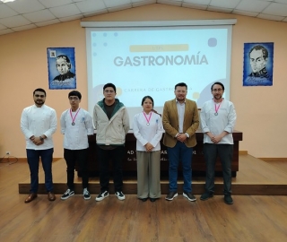 Ceremonia de investidura de los estudiantes de primer ciclo de la carrera de Gastronomía