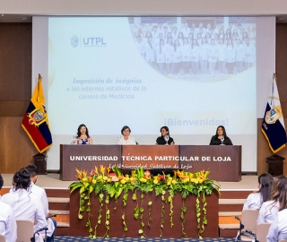 Imposición de insignias a estudiantes de Medicina