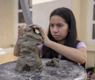 La UTPL participa en el Festival Internacional de Artes Vivas Loja con sus talentosos grupos de arte en la Plaza de la Cultura