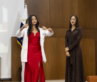 Imposición de mandiles a internos rotativos de la carrera de Nutrición y Dietética – Cohorte mayo 2025 / abril 2026 Imposición de mandiles a internos rotativos de la carrera de Nutrición y Dietética – Cohorte mayo 2025 / abril 2026