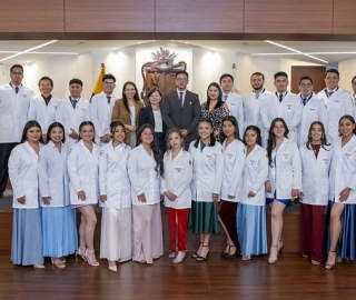 Estudiantes de Fisioterapia reciben sus mandiles Estudiantes de Fisioterapia reciben sus mandiles