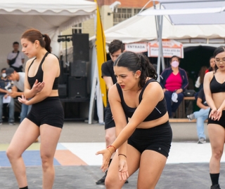 La UTPL participa en el Festival Internacional de Artes Vivas Loja con sus talentosos grupos de arte en la Plaza de la Cultura