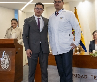 Estudiantes de Fisioterapia reciben sus mandiles Estudiantes de Fisioterapia reciben sus mandiles
