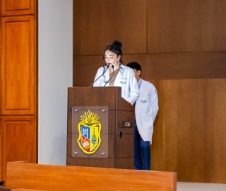 Imposición de insignias a estudiantes de Medicina Imposición de insignias a estudiantes de Medicina