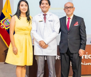 Imposición de insignias a estudiantes de Medicina Imposición de insignias a estudiantes de Medicina