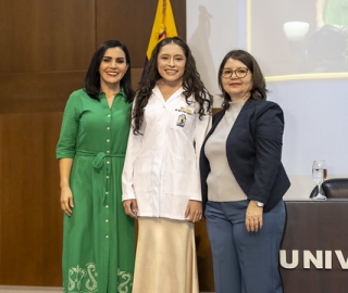 Imposición de mandiles a internos rotativos de la carrera de Nutrición y Dietética – Cohorte mayo 2025 / abril 2026 Imposición de mandiles a internos rotativos de la carrera de Nutrición y Dietética – Cohorte mayo 2025 / abril 2026