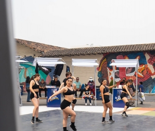 La UTPL participa en el Festival Internacional de Artes Vivas Loja con sus talentosos grupos de arte en la Plaza de la Cultura