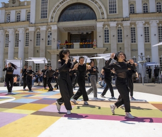 La UTPL participa en el Festival Internacional de Artes Vivas Loja con sus talentosos grupos de arte en la Plaza de la Cultura