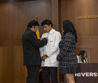 Imposición de Insignias – Carrera de Medicina
