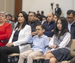Condecoración a Carlos Calderón
