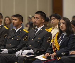 UTPL reconoció el compromiso de los abanderados de los colegios de Loja por su excelencia académica