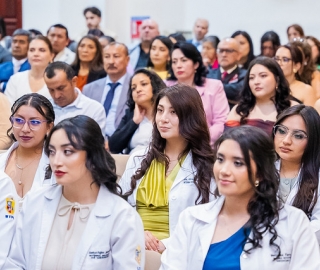 Imposición de insignias a estudiantes de Medicina