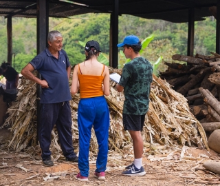 Visita de estudiantes y docentes de Economía al proyecto de producción sostenible meliponícola en el cantón Puyango