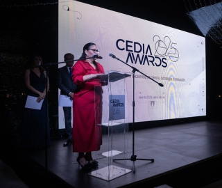 Eduardo Valarezo Valdez recibe el reconocimiento como Investigador Destacado en los CEDIA Awards