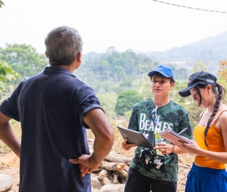 Visita de estudiantes y docentes de Economía al proyecto de producción sostenible meliponícola en el cantón Puyango