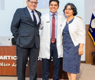 Imposición de insignias a estudiantes de Medicina Imposición de insignias a estudiantes de Medicina