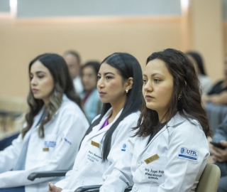 Imposición de mandiles a estudiantes de Nutrición y Dietética