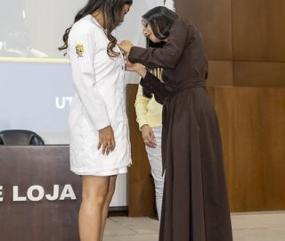 Imposición de mandiles a internos rotativos de la carrera de Nutrición y Dietética – Cohorte mayo 2025 / abril 2026 Imposición de mandiles a internos rotativos de la carrera de Nutrición y Dietética – Cohorte mayo 2025 / abril 2026