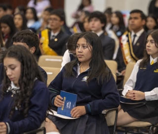 UTPL reconoció el compromiso de los abanderados de los colegios de Loja por su excelencia académica